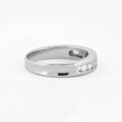 Media alianza de oro blanco de 18kt con carril de diamantes talla brillante de 0,03ct cada uno. El anillo es talla 15 y el grosor es de 4,19mm. envío gratuito