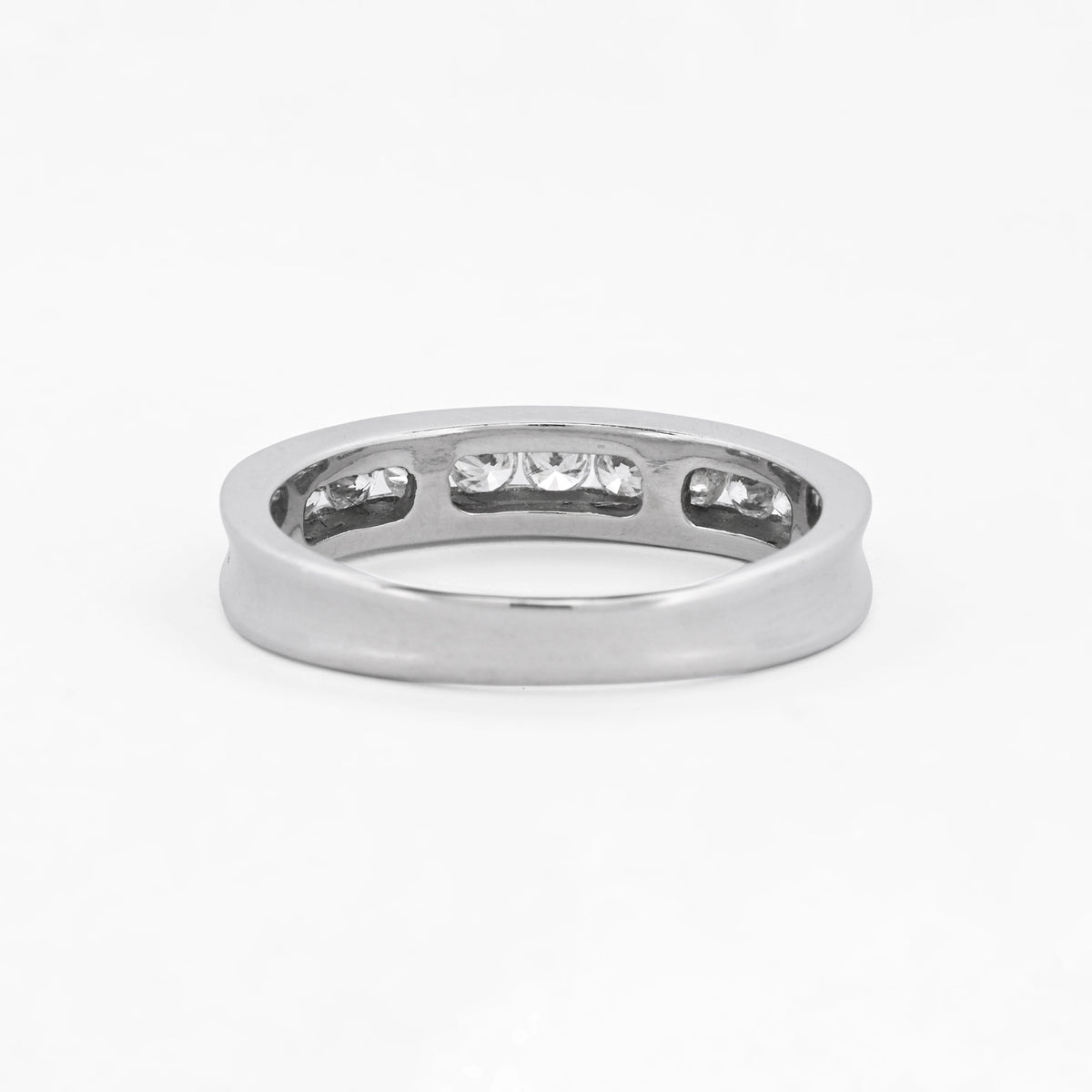 Media alianza de oro blanco de 18kt con carril de diamantes talla brillante de 0,03ct cada uno. El anillo es talla 15 y el grosor es de 4,19mm. envío gratuito