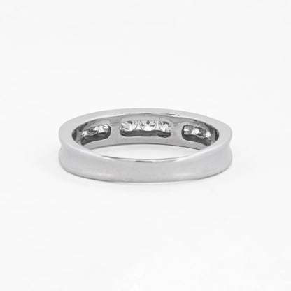 Media alianza de oro blanco de 18kt con carril de diamantes talla brillante de 0,03ct cada uno. El anillo es talla 15 y el grosor es de 4,19mm. envío gratuito