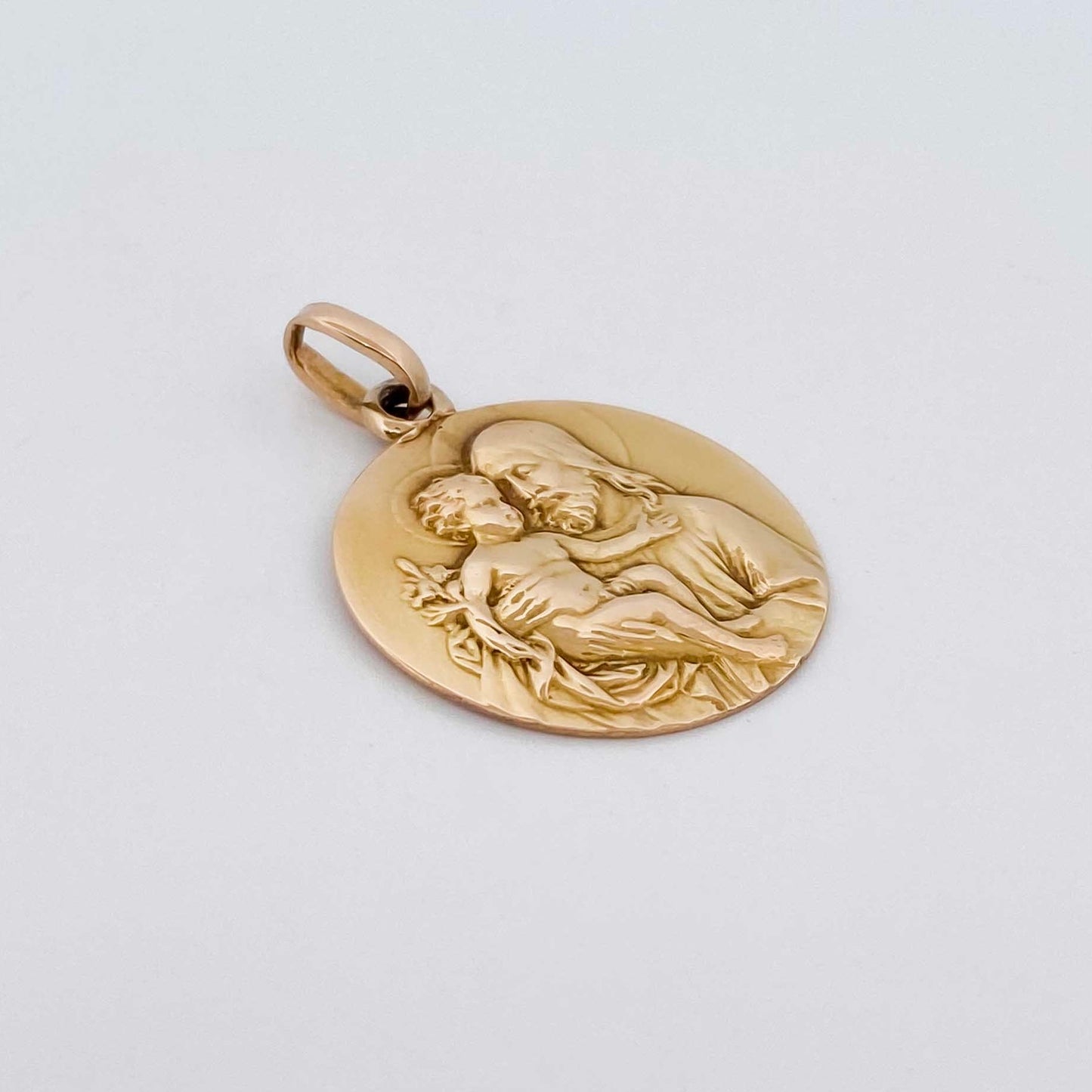 Colgante medalla realizado en oro amarillo de 18kt con grabado de San José y el niño Jesús. La medalla mide 21,34mm de diámetro.
Medida: 2,13cm
Peso: 4,30g
Referencia: 12582GM
Ian'or, tu joyería de confianza. Restauramos joyas religiosas de segunda mano para darles una nueva vida y vendemos oro al mejor precio.