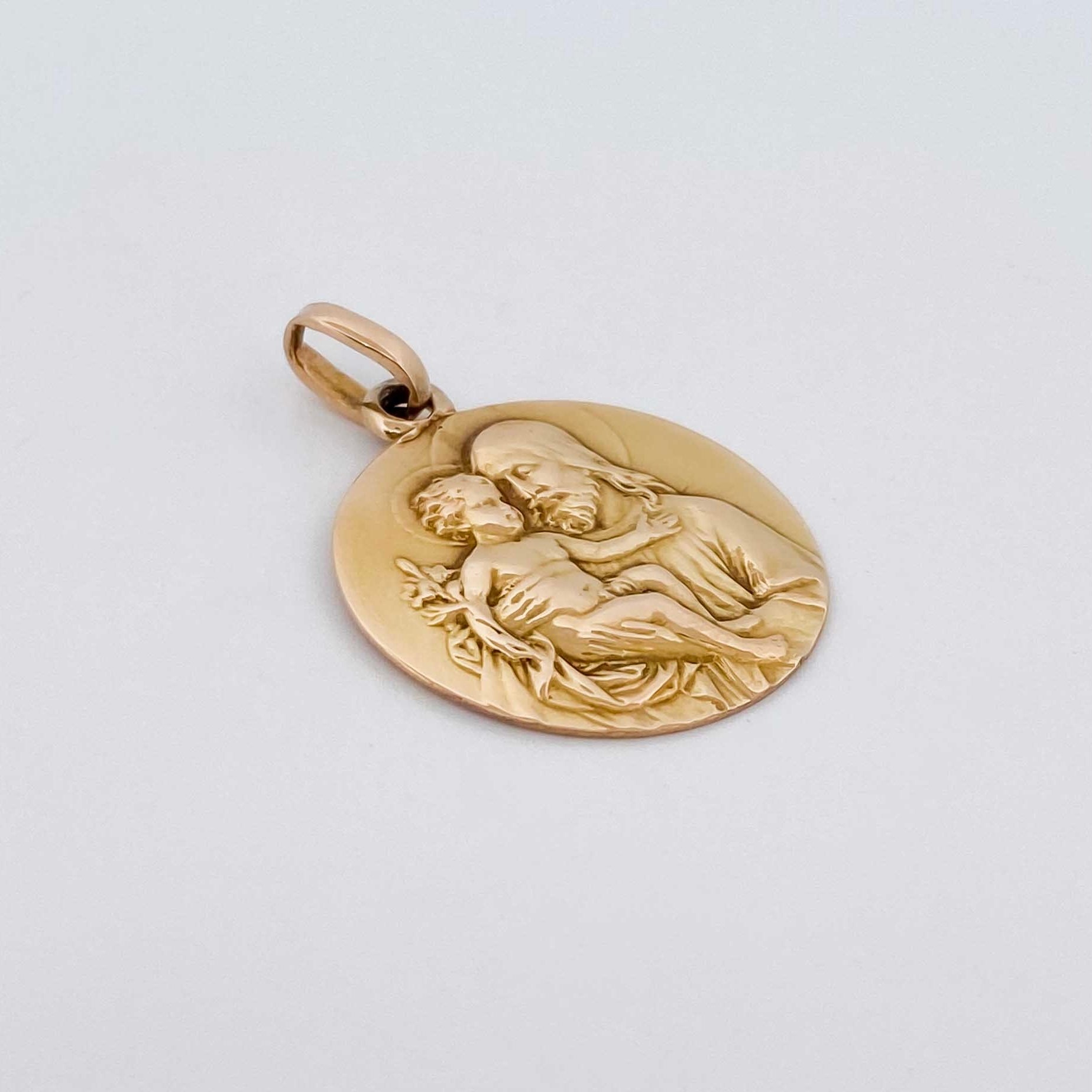 Colgante medalla realizado en oro amarillo de 18kt con grabado de San José y el niño Jesús. La medalla mide 21,34mm de diámetro.
Medida: 2,13cm
Peso: 4,30g
Referencia: 12582GM
Ian'or, tu joyería de confianza. Restauramos joyas religiosas de segunda mano para darles una nueva vida y vendemos oro al mejor precio.