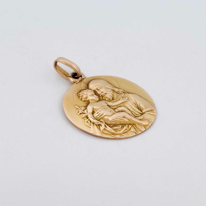 Colgante medalla realizado en oro amarillo de 18kt con grabado de San José y el niño Jesús. La medalla mide 21,34mm de diámetro.
Medida: 2,13cm
Peso: 4,30g
Referencia: 12582GM
Ian'or, tu joyería de confianza. Restauramos joyas religiosas de segunda mano para darles una nueva vida y vendemos oro al mejor precio.