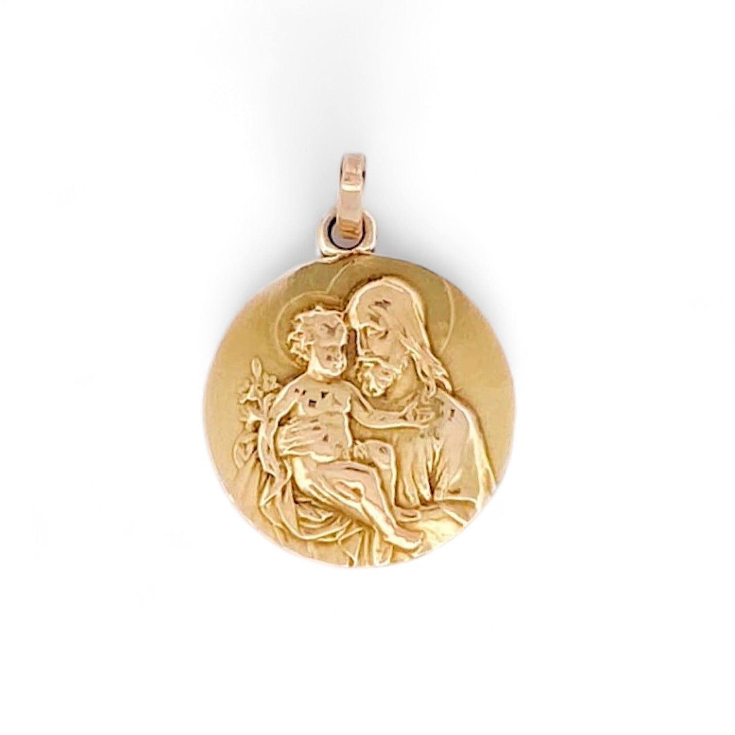 Colgante medalla realizado en oro amarillo de 18kt con grabado de San José y el niño Jesús. La medalla mide 21,34mm de diámetro.
Medida: 2,13cm
Peso: 4,30g
Referencia: 12582GM
Ian'or, tu joyería de confianza. Restauramos joyas religiosas de segunda mano para darles una nueva vida y vendemos oro al mejor precio.