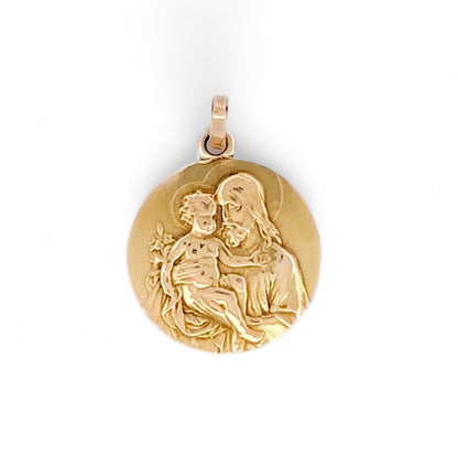 Colgante medalla realizado en oro amarillo de 18kt con grabado de San José y el niño Jesús. La medalla mide 21,34mm de diámetro.
Medida: 2,13cm
Peso: 4,30g
Referencia: 12582GM
Ian'or, tu joyería de confianza. Restauramos joyas religiosas de segunda mano para darles una nueva vida y vendemos oro al mejor precio.