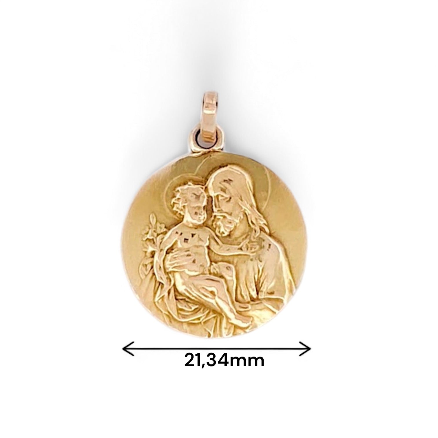Colgante medalla realizado en oro amarillo de 18kt con grabado de San José y el niño Jesús. La medalla mide 21,34mm de diámetro.
Medida: 2,13cm
Peso: 4,30g
Referencia: 12582GM
Ian'or, tu joyería de confianza. Restauramos joyas religiosas de segunda mano para darles una nueva vida y vendemos oro al mejor precio.