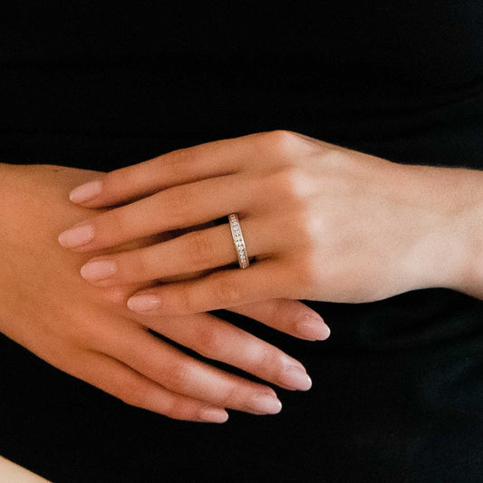 Alianza de oro blanco de 18kt con carril de 33 diamantes talla brillante de 0,04ct cada uno y 1,32ct en total. . Un clásico anillo de compromiso que aporta elegancia y sofisticación .Compro Oro  y venta de joyas restauradas, dónde comprar y vende oro y joyas al mejor precio en Barcelona. Anillos de compromiso baratos en Barcelona.