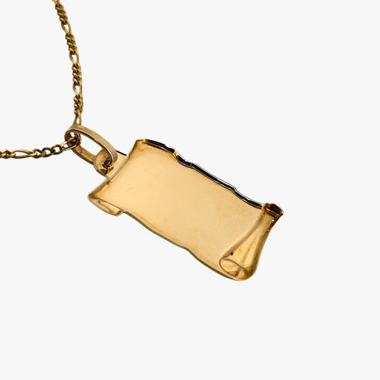 Comprar colgante pergamino liso realizado en oro amarillo de 18kt. Con opción de grabación. Joyas de segunda mano de oro de 18kt en Barcelona. Joyería Ian'Or.