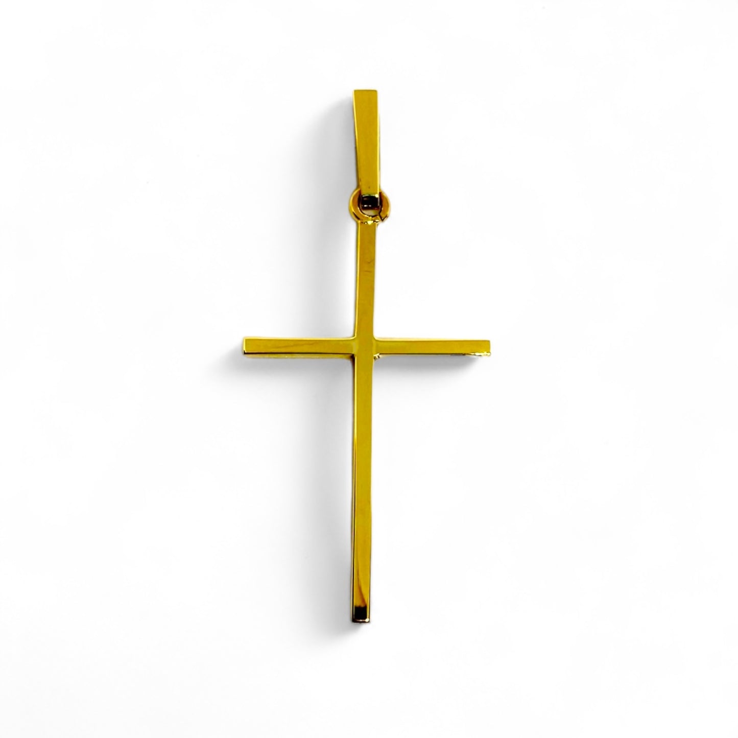 Colgante en forma de Cruz lisa realizada en oro amarillo de 18kt. Mide 5,5cm de largo y 2,5cm de ancho. Esta cruz unisex es un precioso símbolo religioso para hombre, mujer y comunión. Cruz de oro hombre, cruz para comunión.