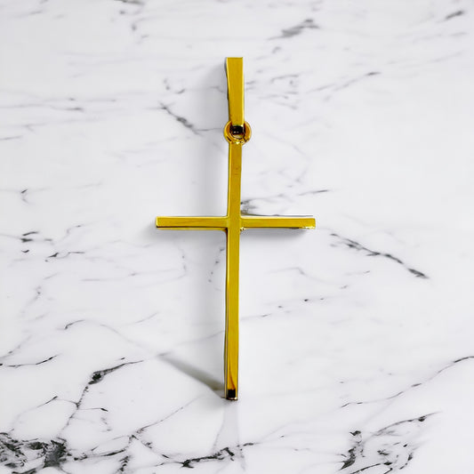 Colgante en forma de Cruz lisa realizada en oro amarillo de 18kt. Mide 5,5cm de largo y 2,5cm de ancho. Esta cruz unisex es un precioso símbolo religioso para hombre, mujer y comunión. Cruz  de oro hombre, cruz para comunión.