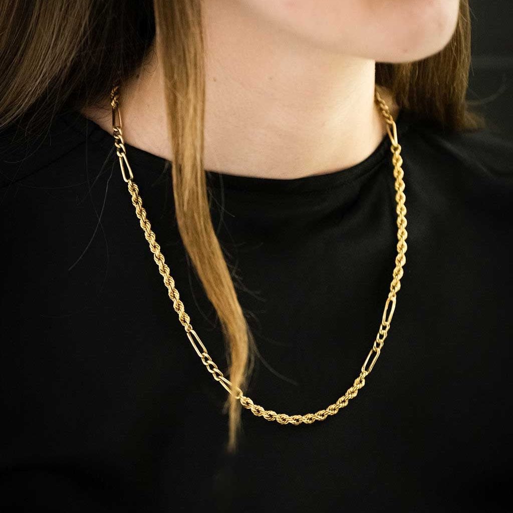 Collar de Oro amarillo de 18kt con cadena de cordón salomónico alterno con barras de oro de 18kt. La cadena mide 53cm de largo y dispone de un cierre tipo anzuelo con un cierre de seguridad y cadena con reasa para darle doble seguridad. Dónde comprar y vender oro en Barcelona al mejor precio.