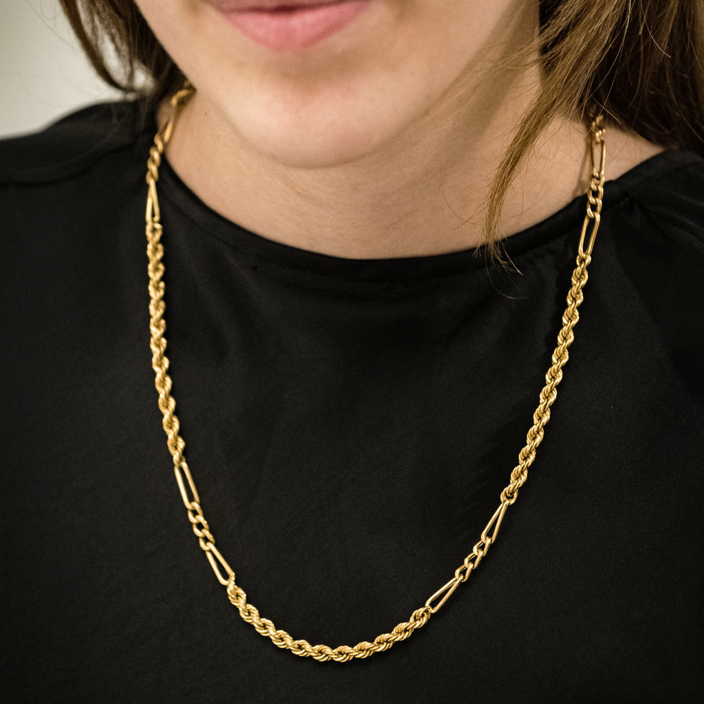 Collar de Oro amarillo de 18kt con cadena de cordón salomónico alterno con barras de oro de 18kt. La cadena mide 53cm de largo y dispone de un cierre tipo anzuelo con un cierre de seguridad y cadena con reasa para darle doble seguridad. Dónde comprar y vender oro en Barcelona al mejor precio.