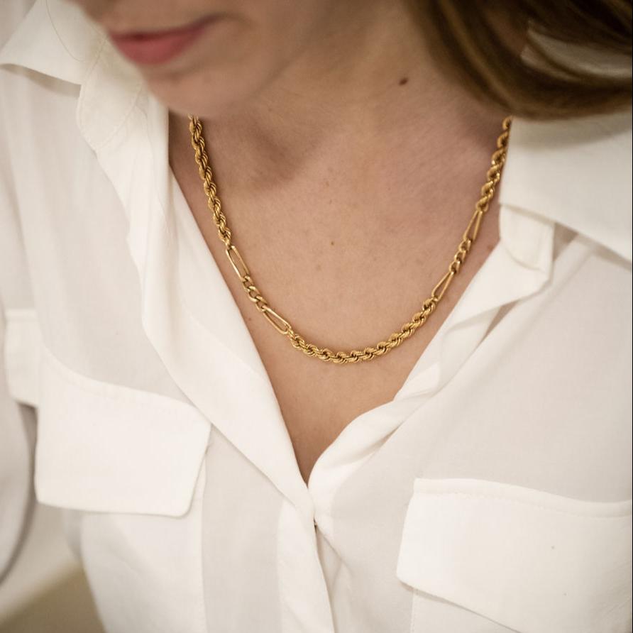 Collar de Oro amarillo de 18kt con cadena de cordón salomónico alterno con barras de oro de 18kt. La cadena mide 53cm de largo y dispone de un cierre tipo anzuelo con un cierre de seguridad y cadena con reasa para darle doble seguridad. Dónde comprar y vender oro en Barcelona al mejor precio.