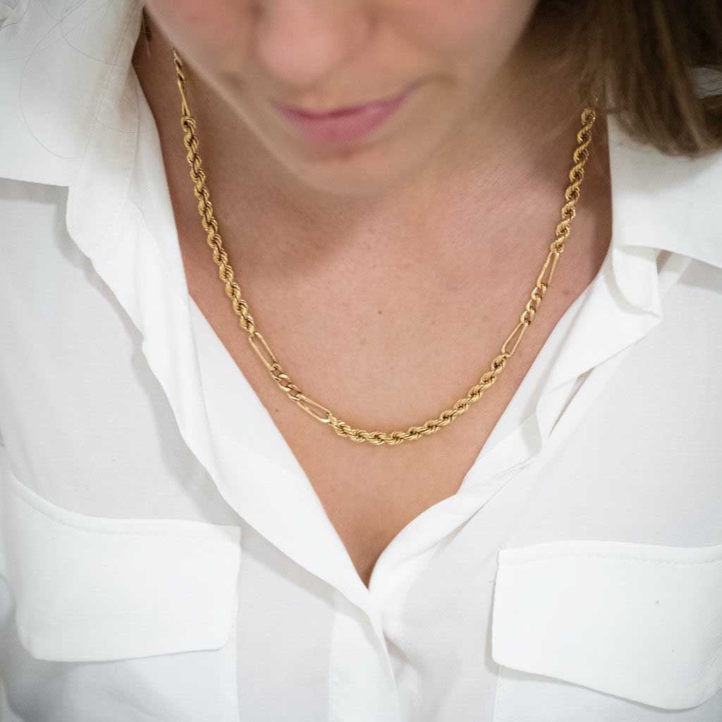 Collar de Oro amarillo de 18kt con cadena de cordón salomónico alterno con barras de oro de 18kt. La cadena mide 53cm de largo y dispone de un cierre tipo anzuelo con un cierre de seguridad y cadena con reasa para darle doble seguridad. Dónde comprar y vender oro en Barcelona al mejor precio.