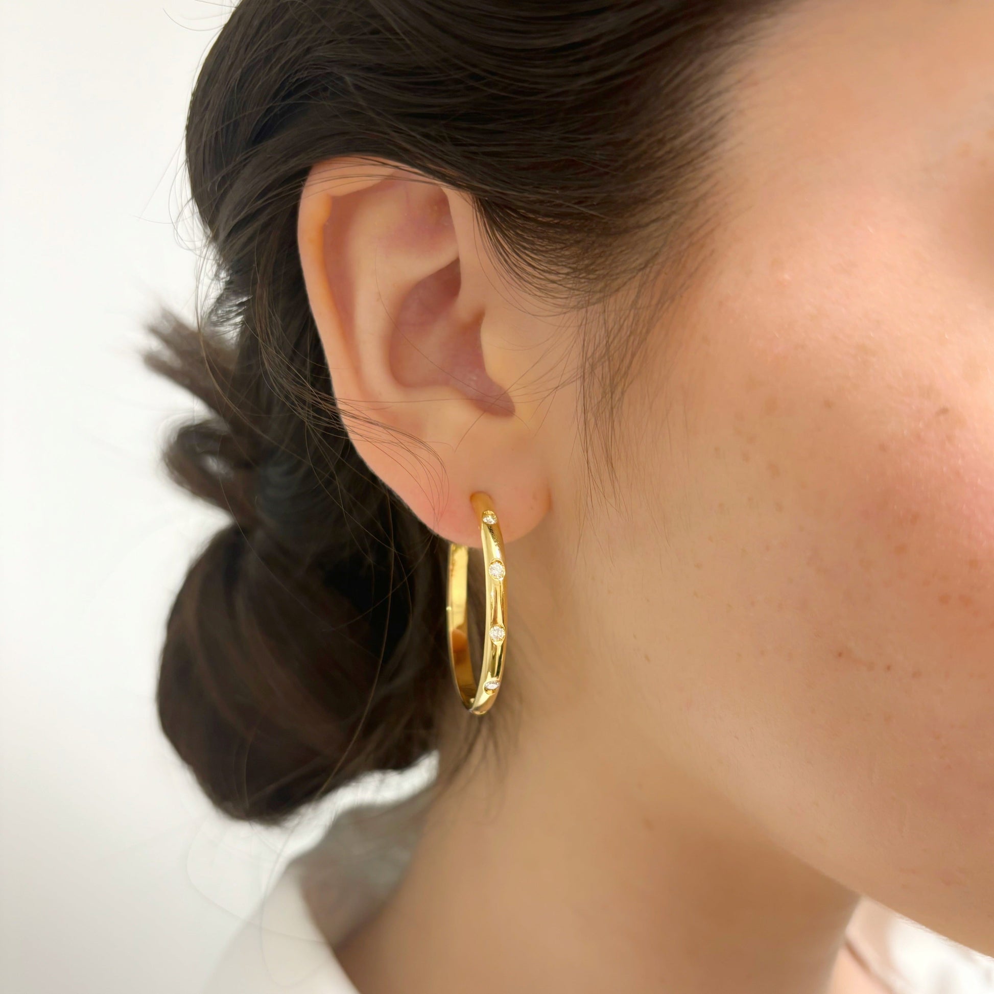 Pendientes de aro de Oro de 18kt de 30mm de diámetro con cierre de tuerca de presión y 10 diamantes talla brillante. Joyería compro oro en Barcelona y Mataró, dónde comprar y vender oro al mejor precio.