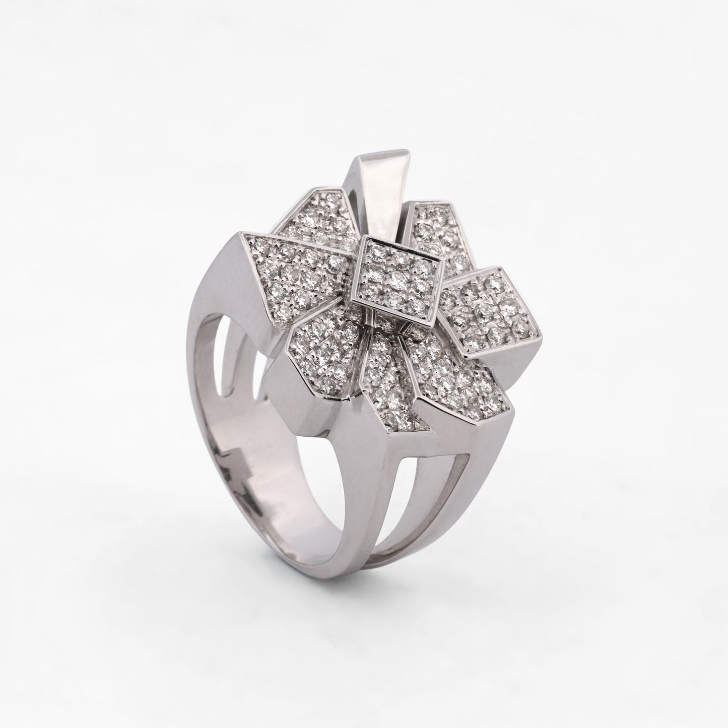 Anillo de oro blanco de 18kt con pavé en forma de flor geométrica con 67 diamantes. Joya vintage. Pieza certificada y con envío gratis. Joyas con diamantes.