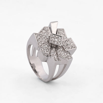 Anillo de oro blanco de 18kt con pavé en forma de flor geométrica con 67 diamantes. Joya vintage. Pieza certificada y con envío gratis. Joyas con diamantes.