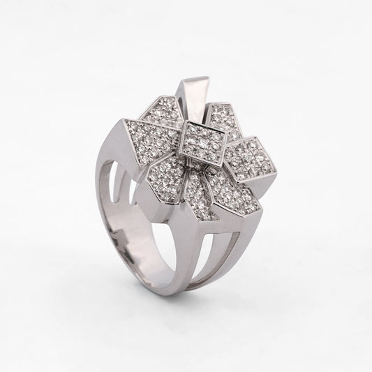 Anillo de oro blanco de 18kt con pavé en forma de flor geométrica con 67 diamantes. Joya vintage. Pieza certificada y con envío gratis. Joyas con diamantes.