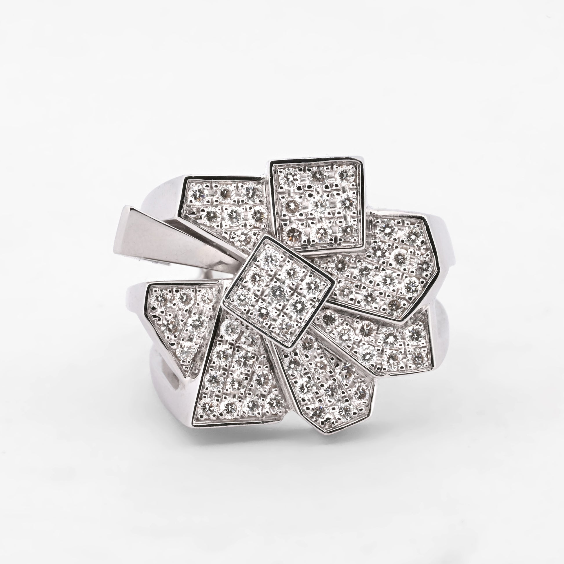 Anillo de oro blanco de 18kt con pavé en forma de flor geométrica con 67 diamantes. Joya vintage. Pieza certificada y con envío gratis. Joyas con diamantes.