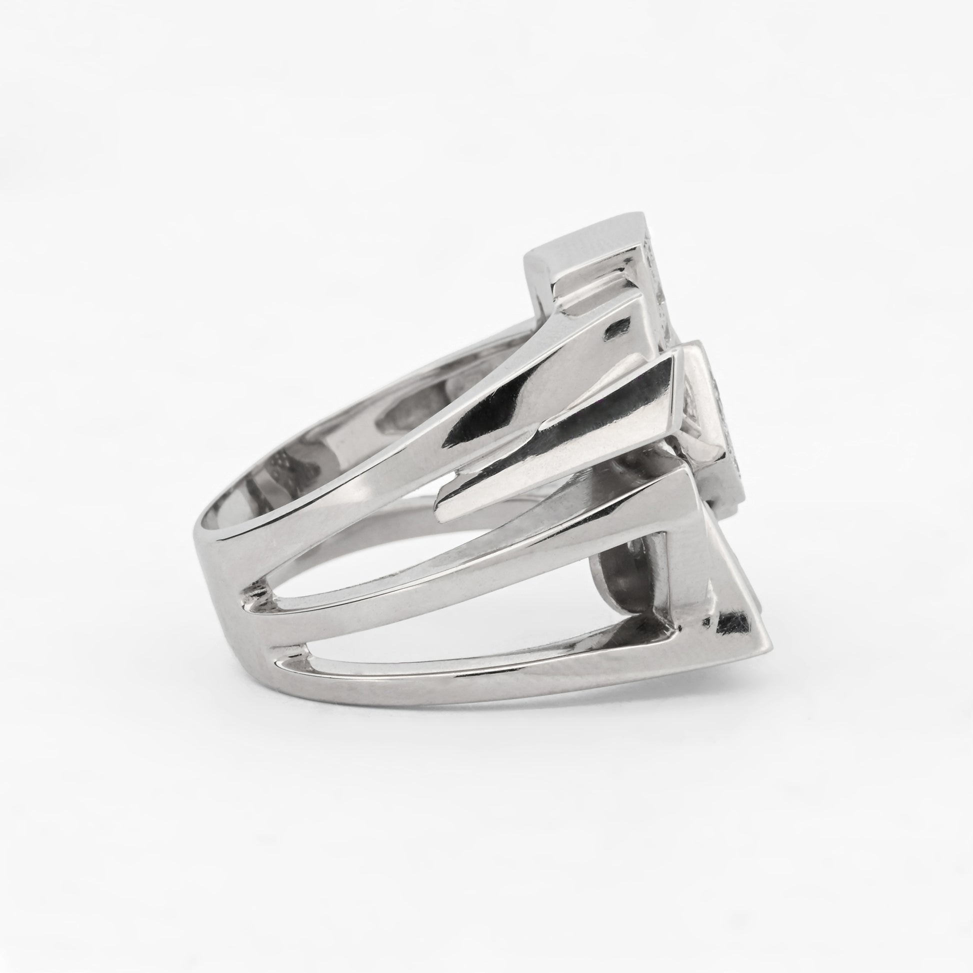 Anillo de oro blanco de 18kt con pavé en forma de flor geométrica con 67 diamantes. Joya vintage. Pieza certificada y con envío gratis. Joyas con diamantes.