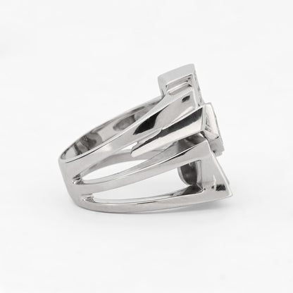 Anillo de oro blanco de 18kt con pavé en forma de flor geométrica con 67 diamantes. Joya vintage. Pieza certificada y con envío gratis. Joyas con diamantes.
