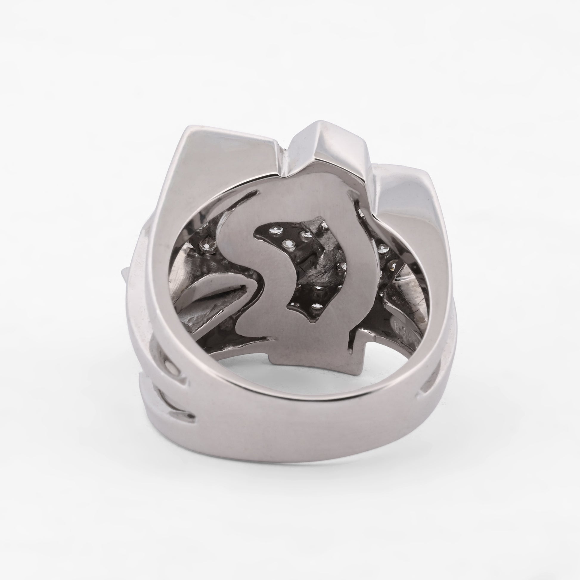 Anillo de oro blanco de 18kt con pavé en forma de flor geométrica con 67 diamantes. Joya vintage. Pieza certificada y con envío gratis. Joyas con diamantes.