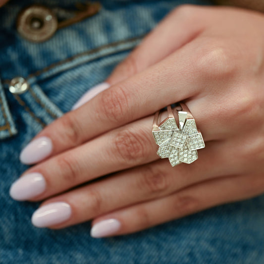 Anillo de oro blanco de 18kt con pavé en forma de flor geométrica con 67 diamantes. Joya vintage. Pieza certificada y con envío gratis. Joyas con diamantes.