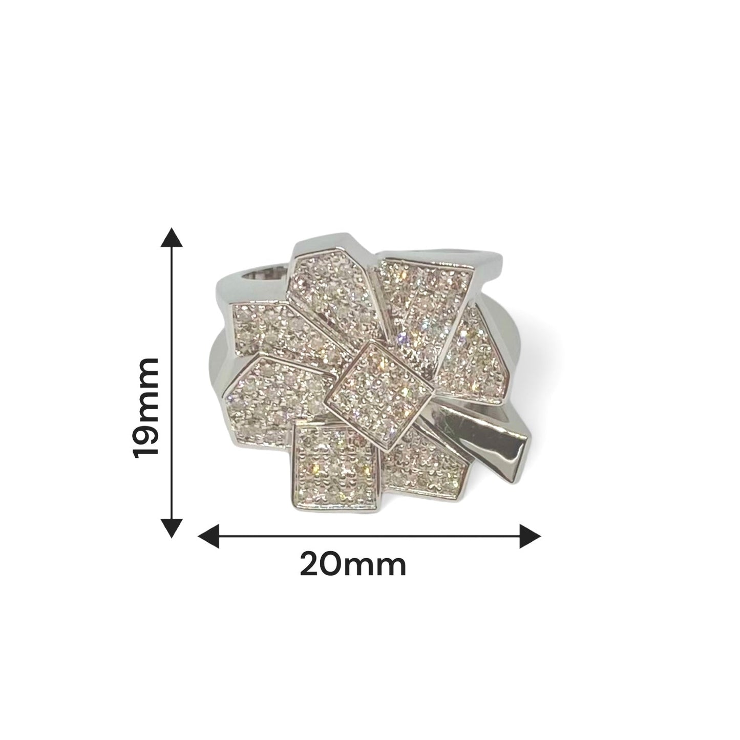 Sortija de oro blanco de 18kt con pavé en forma de flor geométrica con 67 diamantes talla brillante de 0,01ct cada uno y 0,67ct en total. Este precioso anillo estilo avant-garde mide 20mm de ancho y 19mm de largo, una joya vintage excepcional. Joyería de segunda mano en Barcelona y compro oro, donde comprar y vender oro al mejor precio en Barcelona.