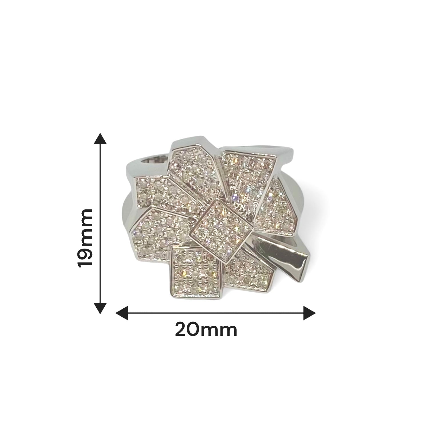 Sortija de oro blanco de 18kt con pavé en forma de flor geométrica con 67 diamantes talla brillante de 0,01ct cada uno y 0,67ct en total. Este precioso anillo estilo avant-garde mide 20mm de ancho y 19mm de largo, una joya vintage excepcional. Joyería de segunda mano en Barcelona y compro oro, donde comprar y vender oro al mejor precio en Barcelona.