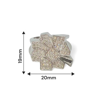 Sortija de oro blanco de 18kt con pavé en forma de flor geométrica con 67 diamantes talla brillante de 0,01ct cada uno y 0,67ct en total. Este precioso anillo estilo avant-garde mide 20mm de ancho y 19mm de largo, una joya vintage excepcional. Joyería de segunda mano en Barcelona y compro oro, donde comprar y vender oro al mejor precio en Barcelona.