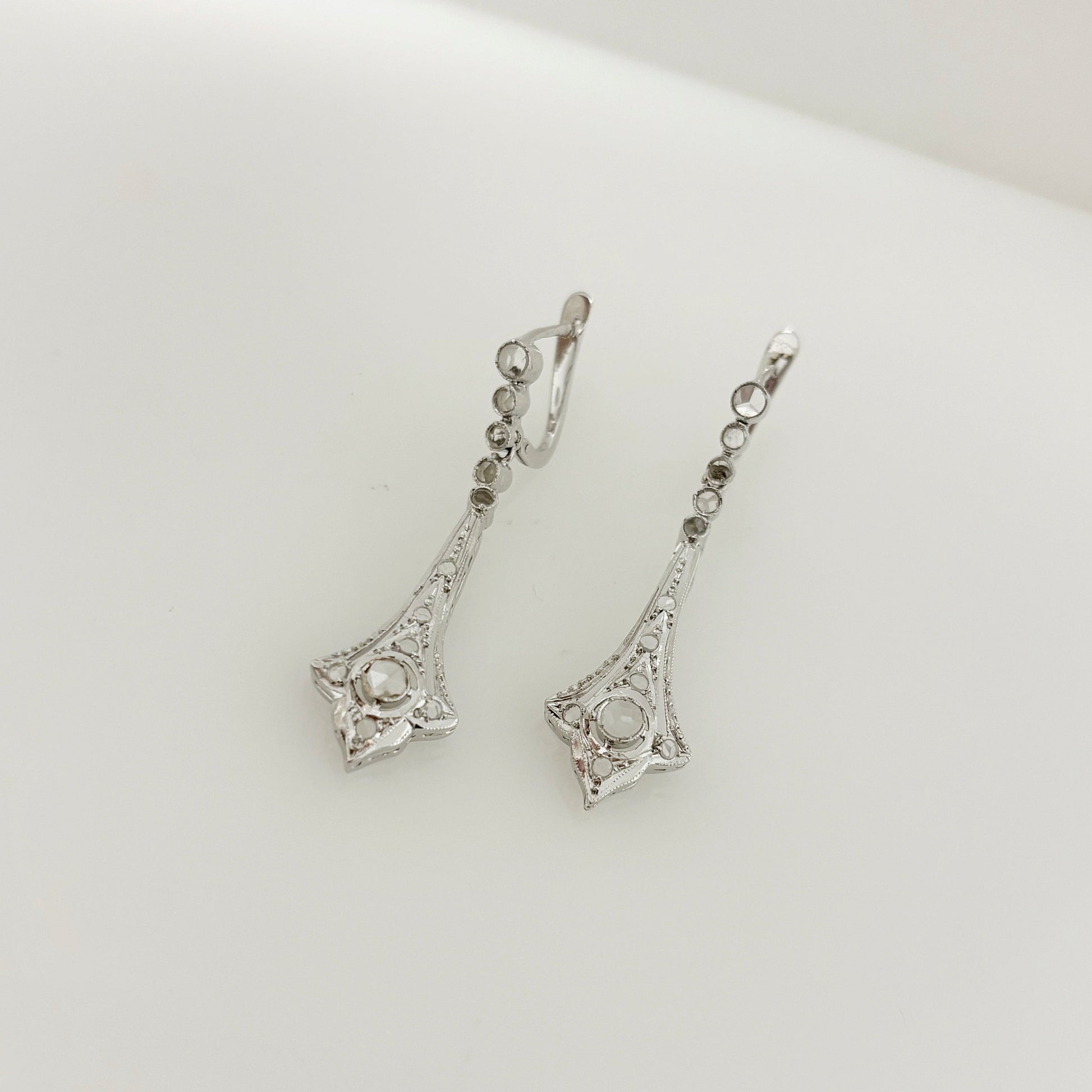 Pendientes vintage de oro blanco de 18kt con diamantes de talla antigua. Joyería Ian'or, donde comprar y vender joyas y oro al mejor precio en Barcelona. Joyería vintage.