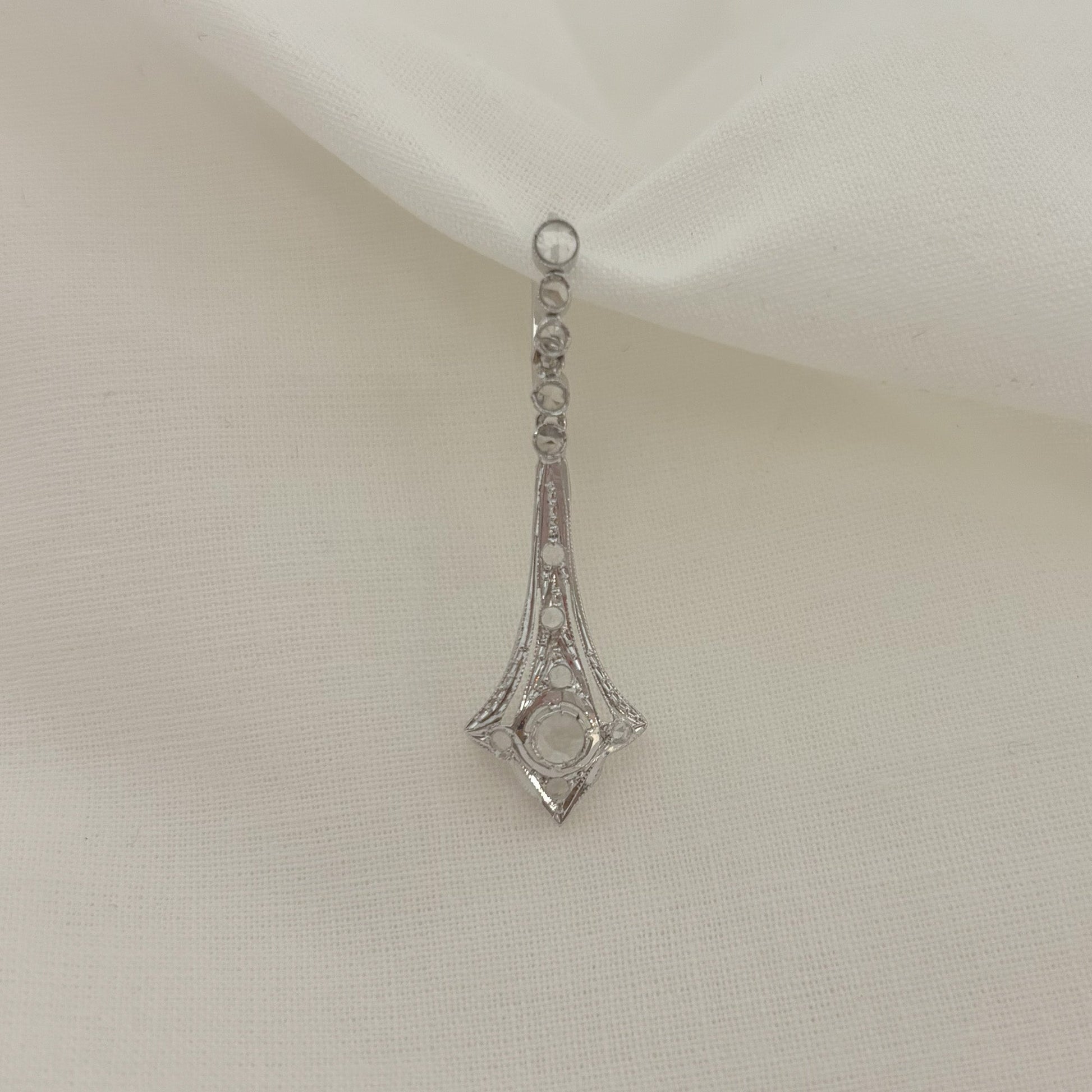 Pendientes vintage de oro blanco de 18kt con diamantes de talla antigua. Joyería Ian'or, donde comprar y vender joyas y oro al mejor precio en Barcelona. Joyería vintage.
