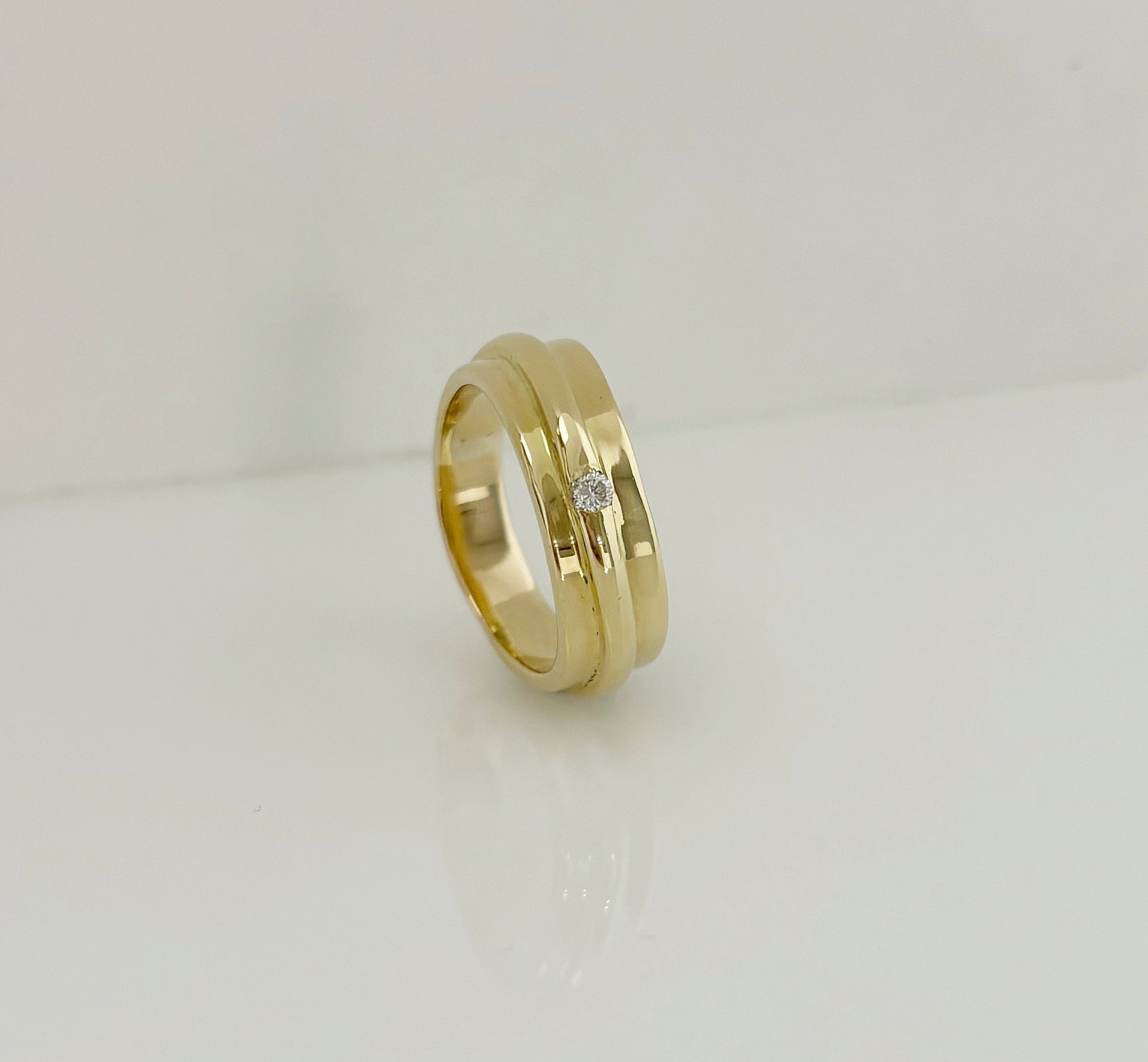 Sortija irregular realizada en oro amarillo de 18kt con un diamante talla brillante. Ajuste de talla y envío GRATIS. Compro oro Barcelona, dónde comprar  y vender joyas al mejor precio en Barcelona. Joyas al mejor precio, envío gratuito. Sortijas de oro y diamantes.