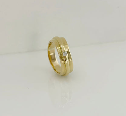 Sortija irregular realizada en oro amarillo de 18kt con un diamante talla brillante. Ajuste de talla y envío GRATIS. Compro oro Barcelona, dónde comprar  y vender joyas al mejor precio en Barcelona. Joyas al mejor precio, envío gratuito. Sortijas de oro y diamantes.