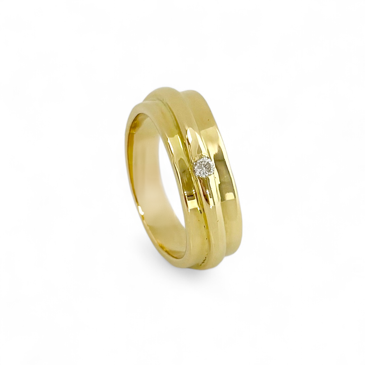 Sortija irregular realizada en oro amarillo de 18kt con un diamante talla brillante. Ajuste de talla y envío GRATIS. Compro oro Barcelona, dónde comprar y vender joyas al mejor precio en Barcelona. Joyas al mejor precio, envío gratuito. Sortijas de oro y diamantes.