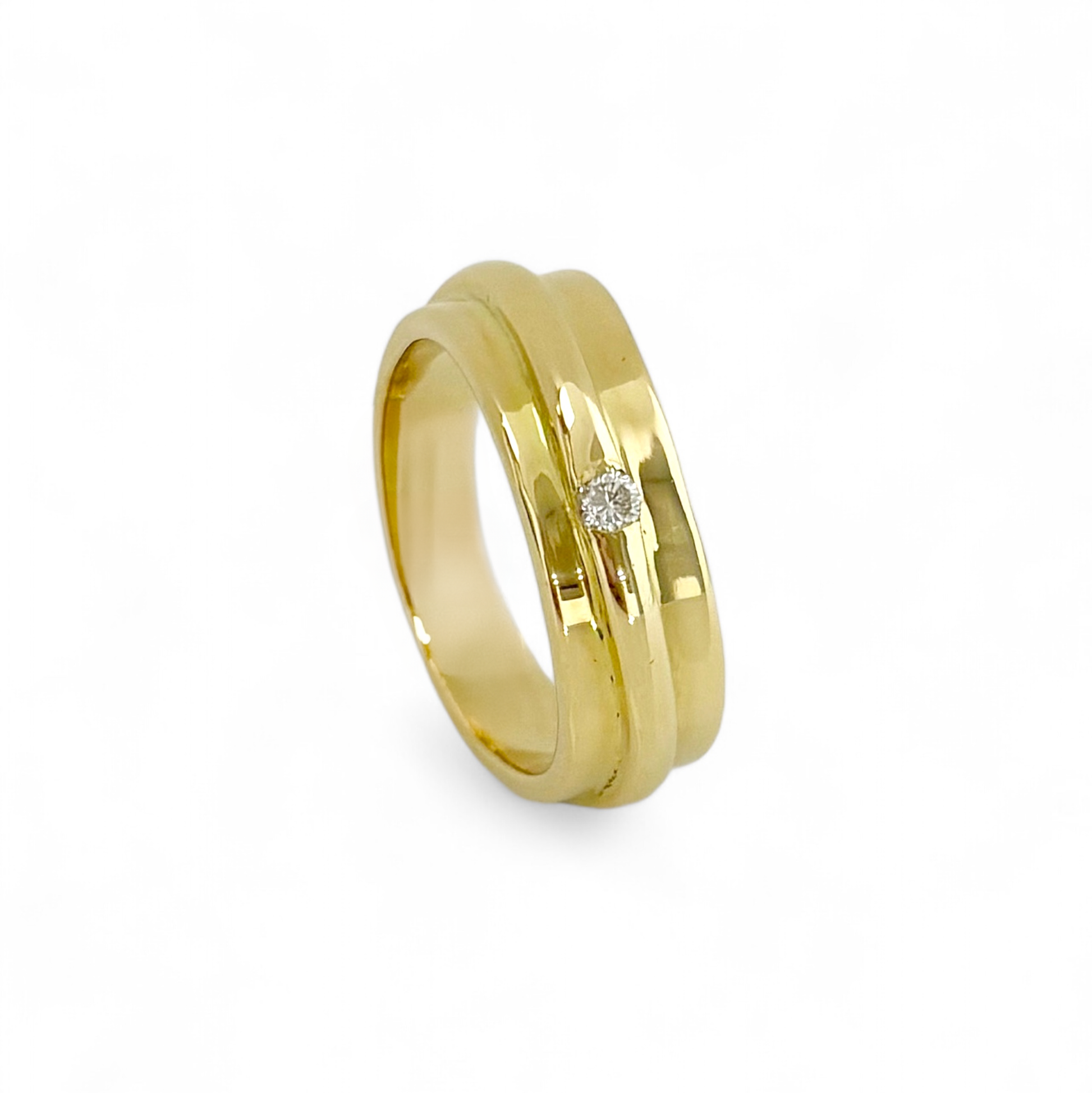 Sortija irregular realizada en oro amarillo de 18kt con un diamante talla brillante. Ajuste de talla y envío GRATIS. Compro oro Barcelona, dónde comprar y vender joyas al mejor precio en Barcelona. Joyas al mejor precio, envío gratuito. Sortijas de oro y diamantes.