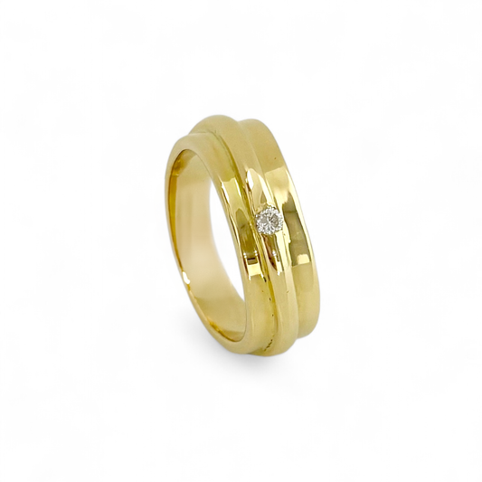Sortija irregular realizada en oro amarillo de 18kt con un diamante talla brillante. Ajuste de talla y envío GRATIS. Compro oro Barcelona, dónde comprar y vender joyas al mejor precio en Barcelona. Joyas al mejor precio, envío gratuito. Sortijas de oro y diamantes.