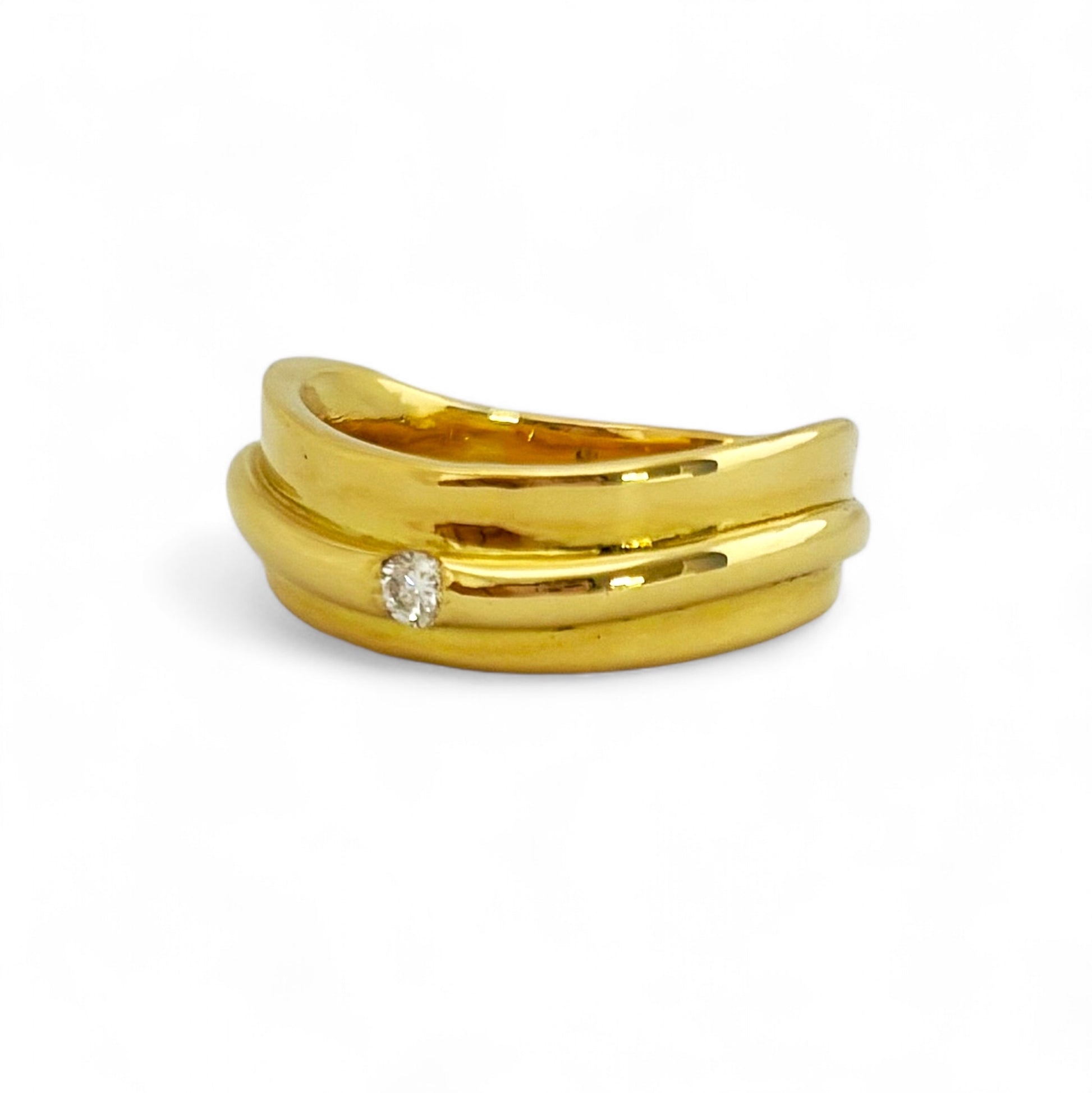 Sortija irregular realizada en oro amarillo de 18kt con un diamante talla brillante. Ajuste de talla y envío GRATIS. Compro oro Barcelona, dónde comprar  y vender joyas al mejor precio en Barcelona. Joyas al mejor precio, envío gratuito. Sortijas de oro y diamantes.