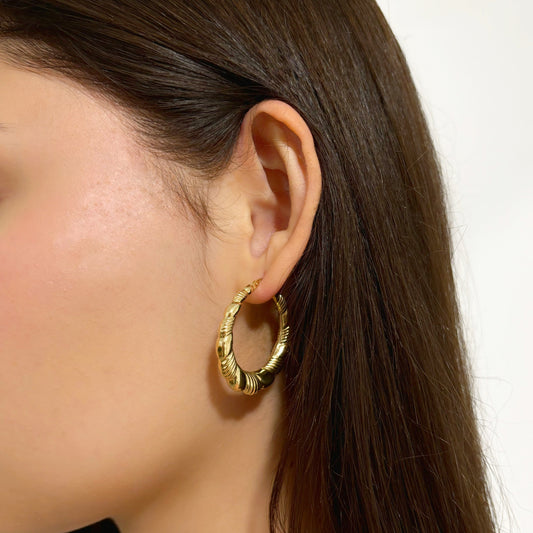 Pendientes de aro tipo croissant&nbsp; de oro de 18kt de 35mm de diámetro y cierre tipo criolla. Pendientes de oro al mejor precio,joyas de segunda mano restauradas, mejor precio garantizado-.Joyeria compro oro Ian'or, donde comprar y vender oro al mejor precio en Barcelona