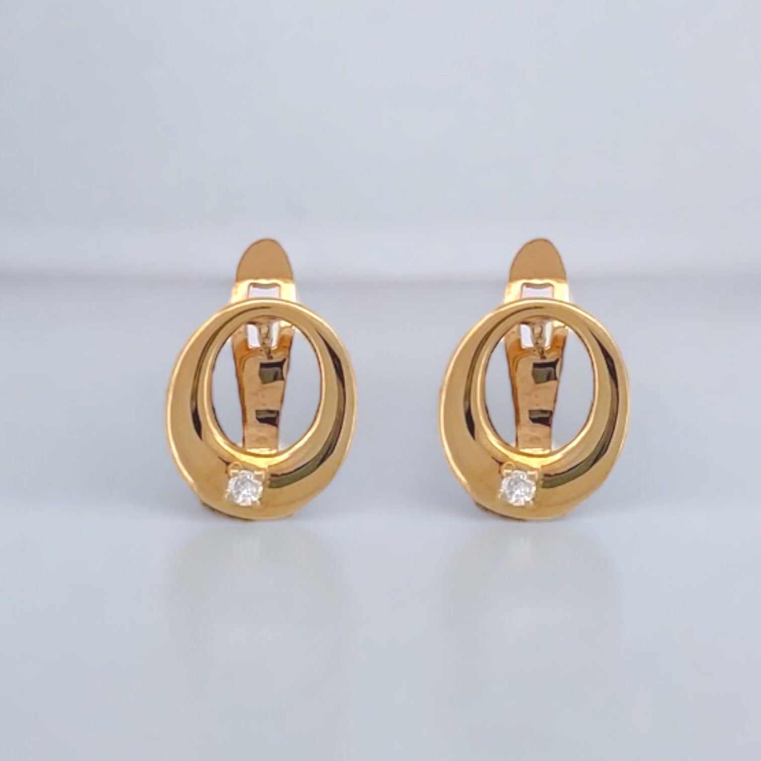 Pendientes realizado en oro amarillo de 18kt con forma oval y un diamante talla brillante de 0,04ct en cada pendiente- Cierre tipo pala catalana
Medidas: 14,7mm x12,86mm 
2 diamantes talla brillante de 0,04 ct cada uno y 0,08ct en total
Joyería Ian'Or dónde comprar y vender oro y joyas al mejor precio en Barcelona.