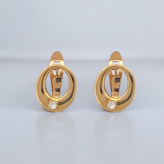 Pendientes realizado en oro amarillo de 18kt con forma oval y un diamante talla brillante de 0,04ct en cada pendiente- Cierre tipo pala catalana
Medidas: 14,7mm x12,86mm 
2 diamantes talla brillante de 0,04 ct cada uno y 0,08ct en total
Joyería Ian'Or dónde comprar y vender oro y joyas al mejor precio en Barcelona.