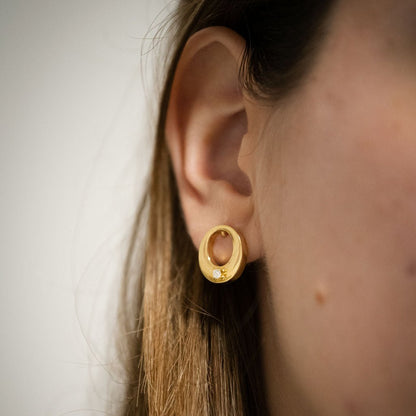 Pendientes realizado en oro amarillo de 18kt con forma oval y un diamante talla brillante de 0,04ct en cada pendiente- Cierre tipo pala catalana
Medidas: 14,7mm x12,86mm 
2 diamantes talla brillante de 0,04 ct cada uno y 0,08ct en total
Joyería Ian'Or dónde comprar y vender oro y joyas al mejor precio en Barcelona.