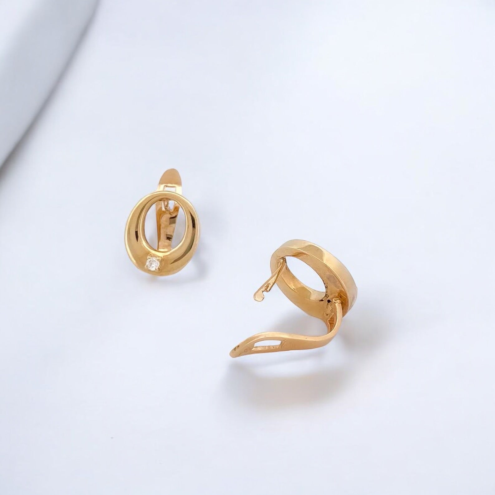 Pendientes realizado en oro amarillo de 18kt con forma oval y un diamante talla brillante de 0,04ct en cada pendiente- Cierre tipo pala catalana
Medidas: 14,7mm x12,86mm 
2 diamantes talla brillante de 0,04 ct cada uno y 0,08ct en total
Joyería Ian'Or dónde comprar y vender oro y joyas al mejor precio en Barcelona.