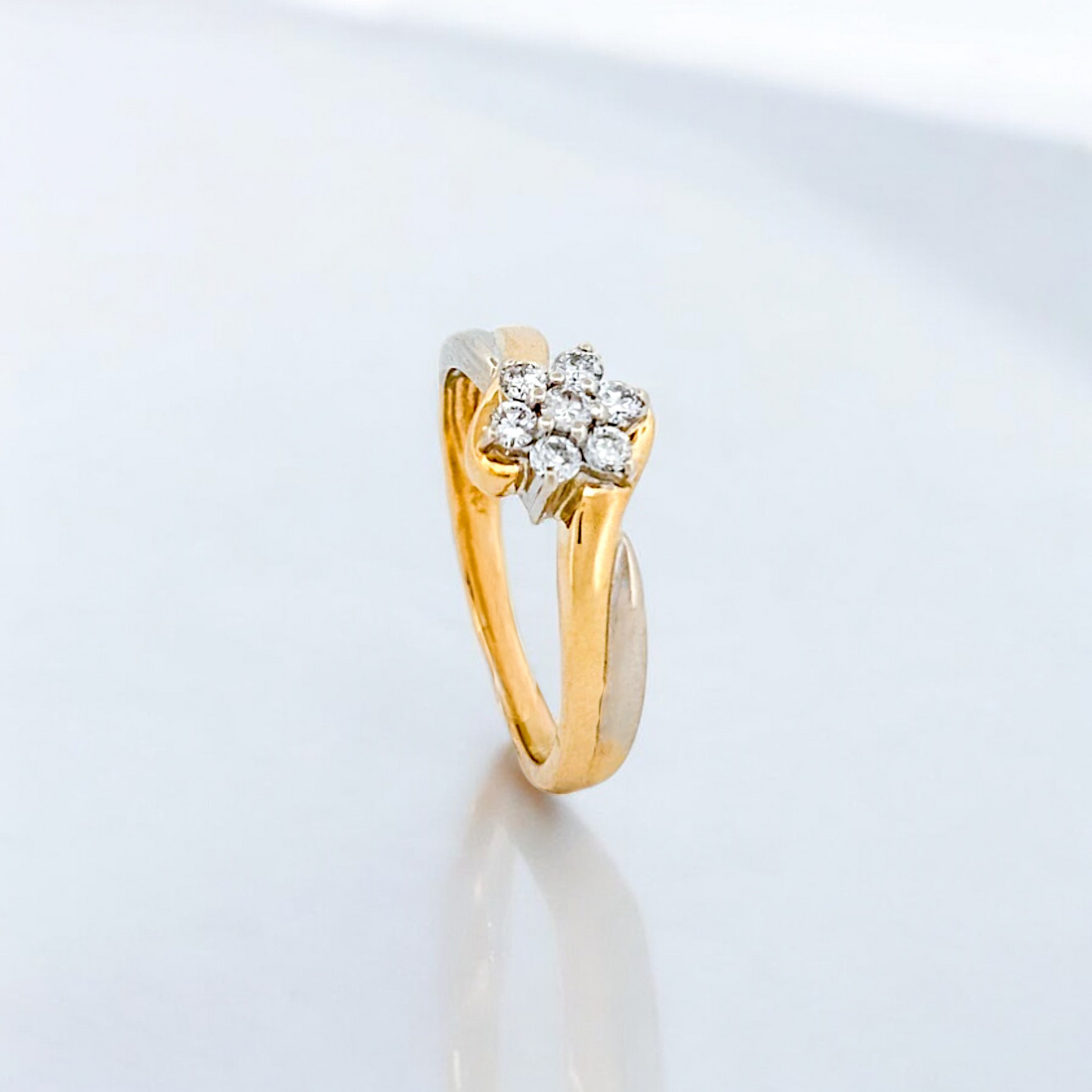 Sortija con flor central compuesta por 5 brillantes Oro amarillo de 18kt y detalles a los lados de oro blanco.Joyería compro oro Barcelona donde comprar y vender oro al mejor precio
