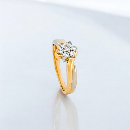 Sortija con flor central compuesta por 5 brillantes Oro amarillo de 18kt y detalles a los lados de oro blanco.Joyería compro oro Barcelona donde comprar y vender oro al mejor precio