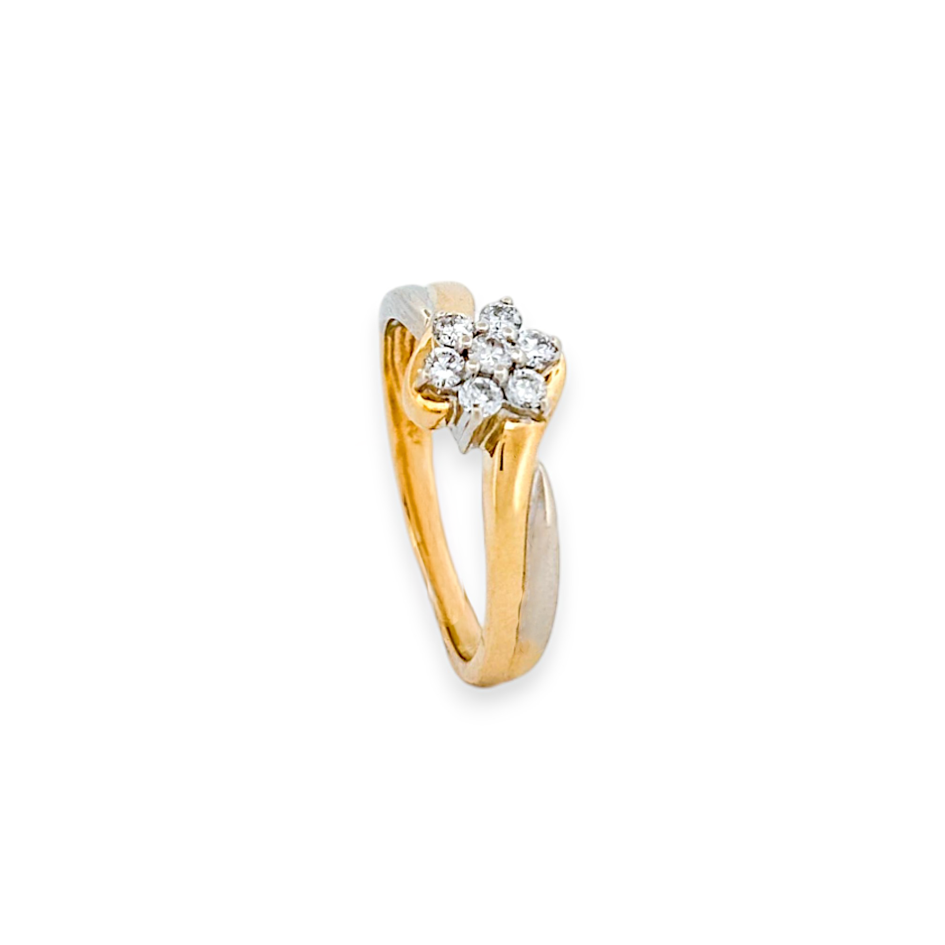 Sortija con flor central compuesta por 5 brillantes Oro amarillo de 18kt y detalles a los lados de oro blanco.Joyería compro oro Barcelona donde comprar y vender oro al mejor precio