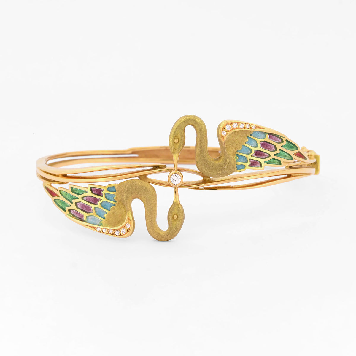 Espectacular pulsera de oro amarillo de 18kt tipo esclava con 2 cisnes que sujetan un diamante talla brillante. Joyas antiguas y vintage en Barcelona.