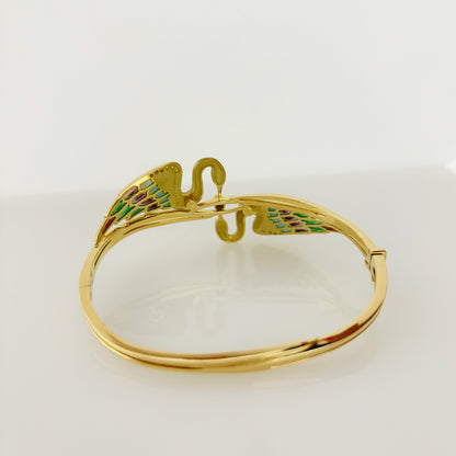 Espectacular pulsera de oro amarillo de 18kt tipo esclava con 2 cisnes que sujetan un diamante talla brillante. Esta esclava está inspirada en las joyas del artista Lluis Masriera, que revolucionó el sector de la joyería Art Noveau en Europa con sus piezas con motivos de la naturaleza , fantasía y color. Dispone de cierre tipo cajón y cierre de seguridad. Joyas antiguas y vintage en Barcelona, compro oro y joyas al mejor precio. 