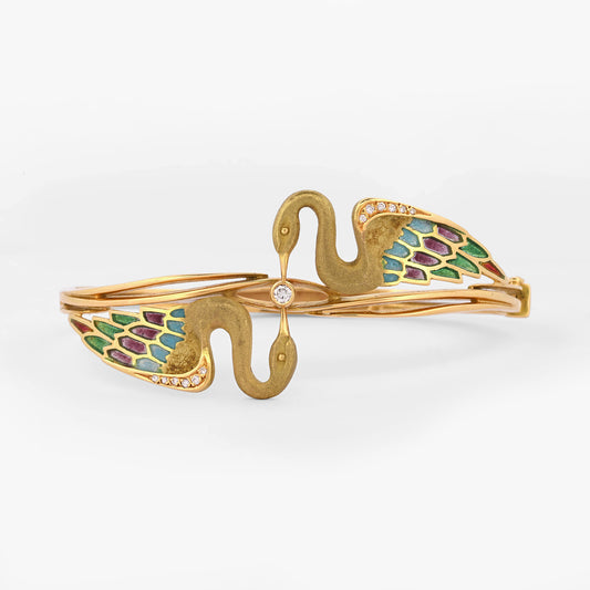 Espectacular pulsera de oro amarillo de 18kt tipo esclava con 2 cisnes que sujetan un diamante talla brillante. Joyas antiguas y vintage en Barcelona.