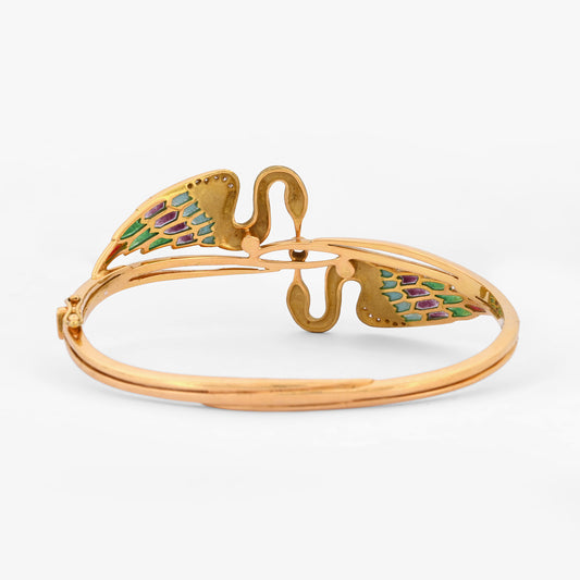 Espectacular pulsera de oro amarillo de 18kt tipo esclava con 2 cisnes que sujetan un diamante talla brillante. Joyas antiguas y vintage en Barcelona.