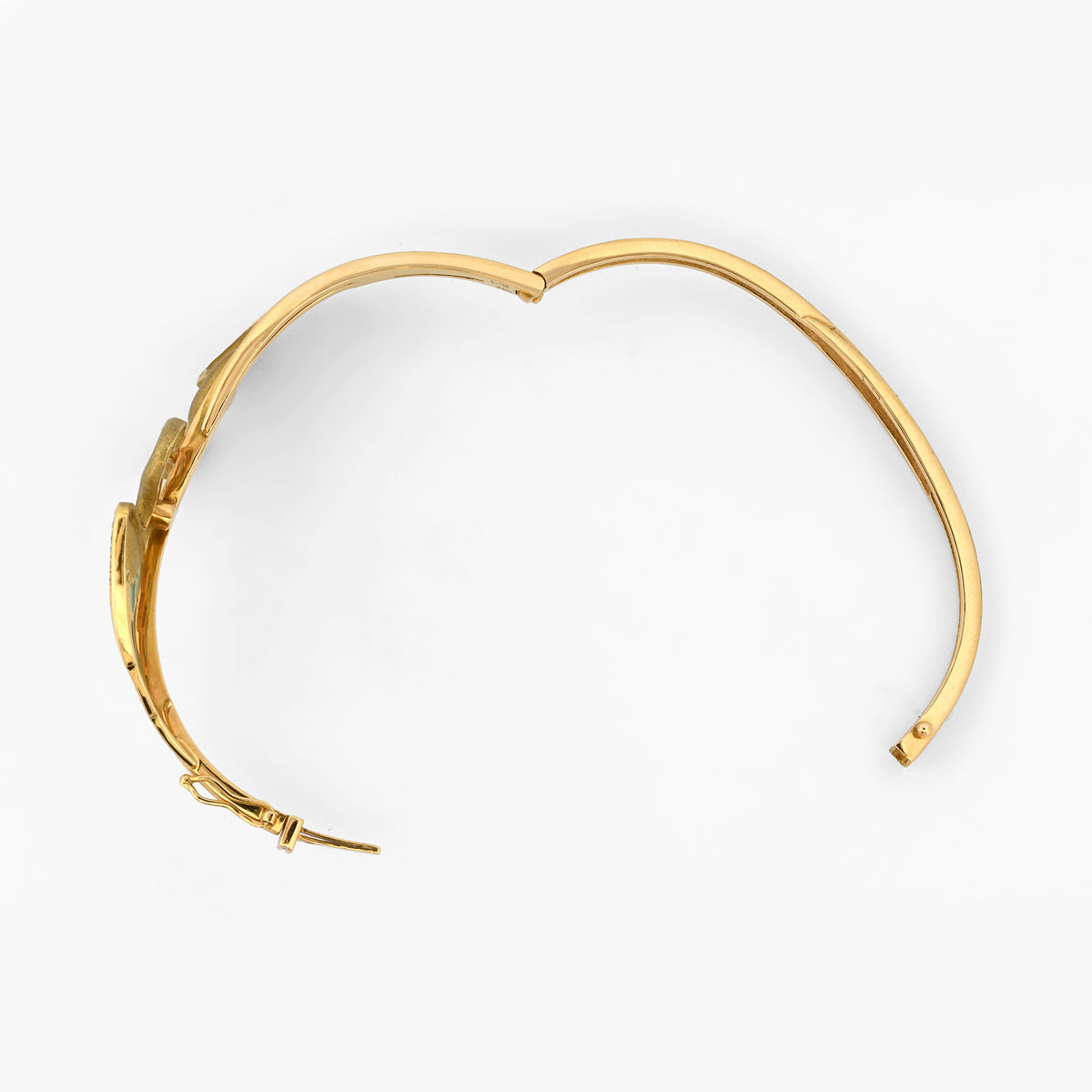 Espectacular pulsera de oro amarillo de 18kt tipo esclava con 2 cisnes que sujetan un diamante talla brillante. Joyas antiguas y vintage en Barcelona.